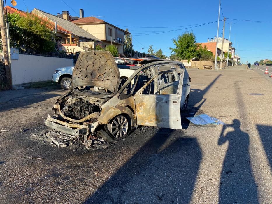 Incendio de un coche y una finca urbana en Mombuey