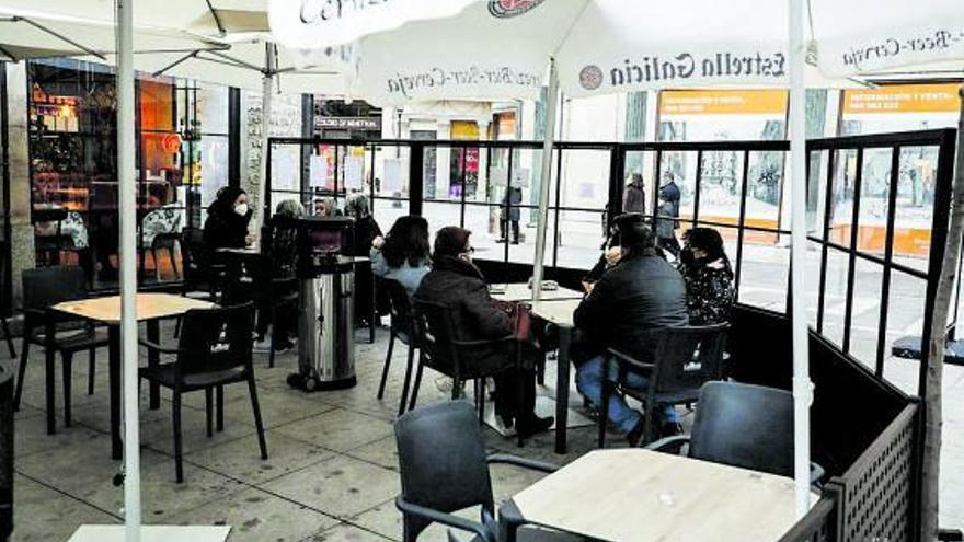 Ciudadanos en una terraza de hostelería en el centro de Zamora. | Nico Rodríguez