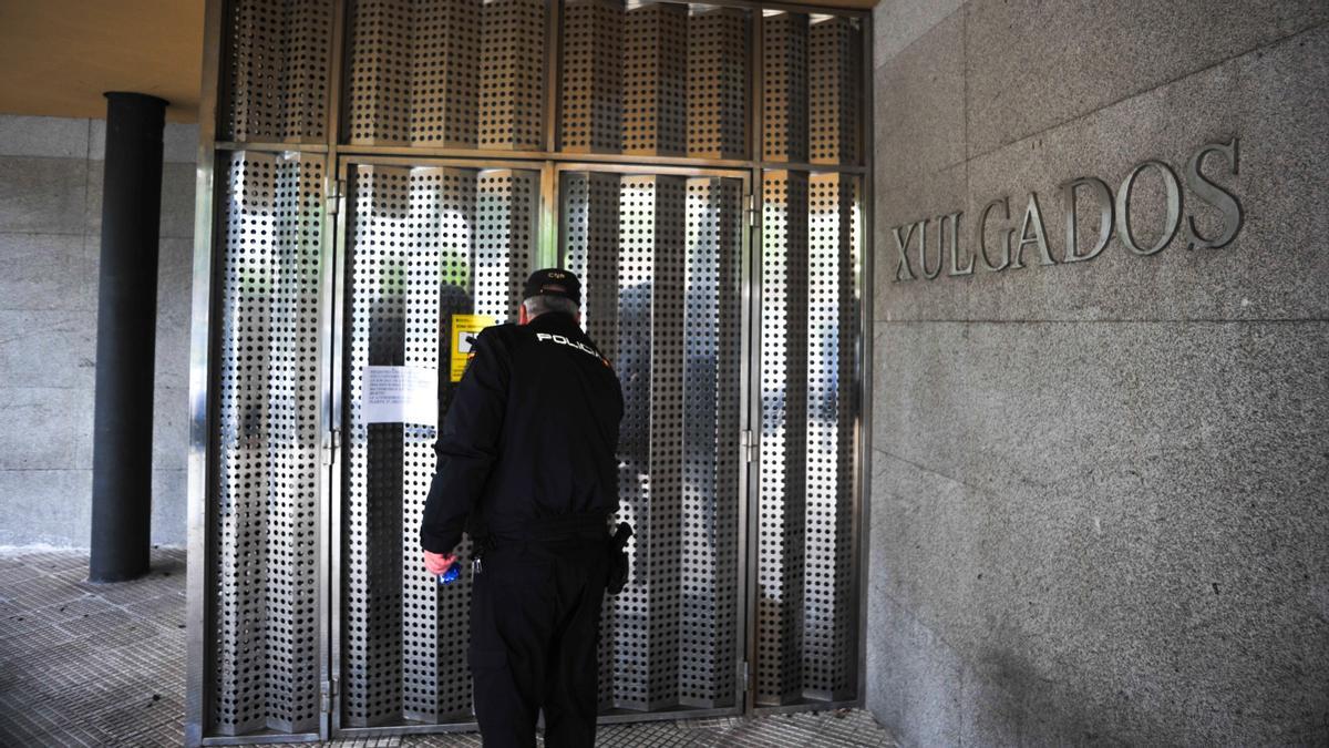 Imagen de archivo de un agente de Policía Nacional entrando en los juzgados de Vilagarcía.