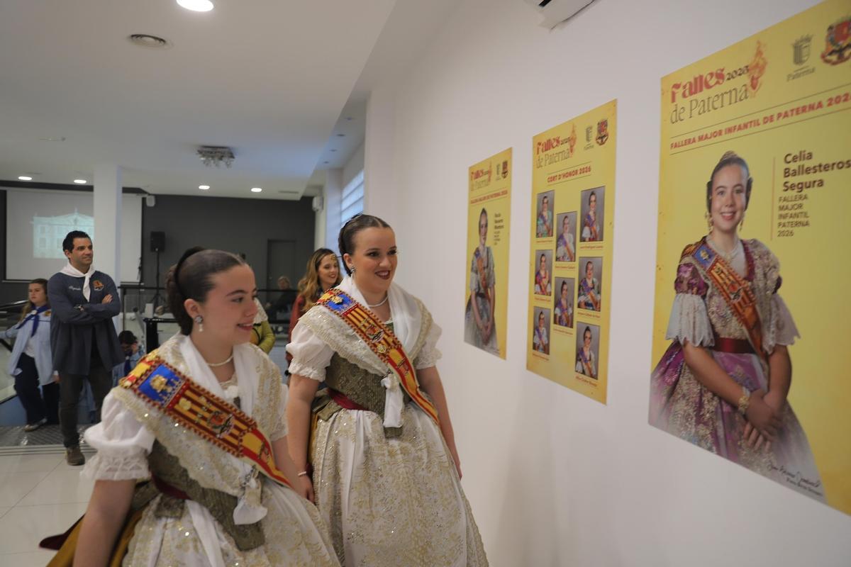 Las falleras mayores observan el contenido del Museo Fallero.