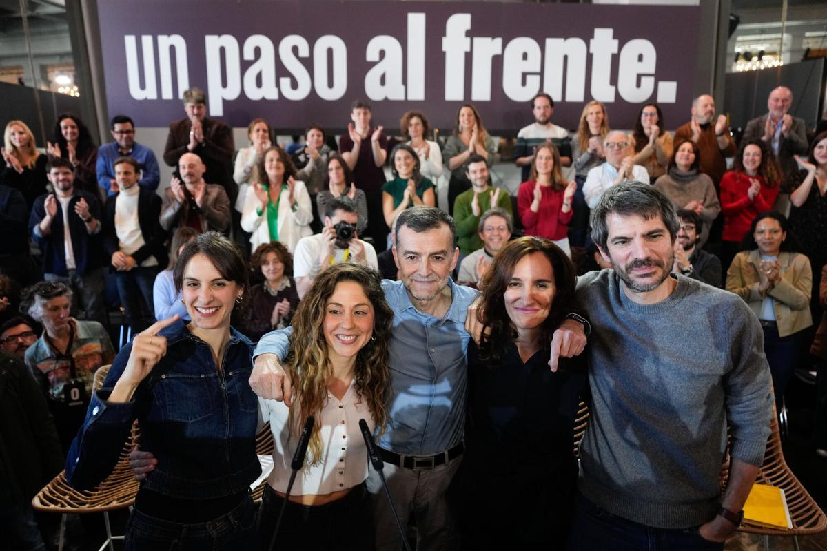 Los ministros Ernest Urtasun (d) y Mónica García , junto a la líder de Movimiento Sumar, Lara Hernández, del líder de IU, Antonio Maíllo, y Rita Maestre, este sábado en el acto.