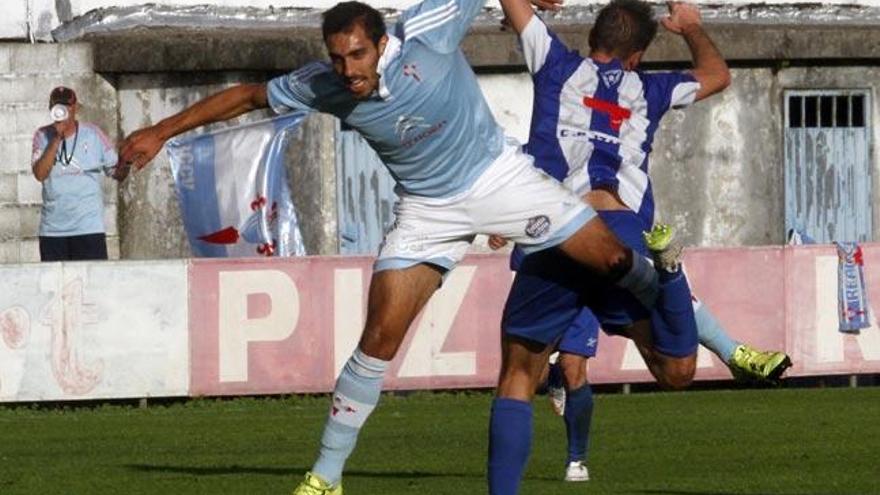 Imagen de un partido anterior del Celta B en Barreiro frente al Izarra. // José Lores