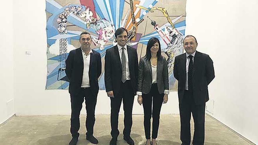 Los organizadores y la comisaria, frente a una obra de Tomás Pizá.