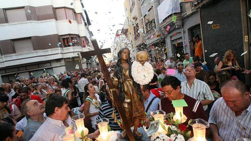 La imagen de Santa María Magdalena realizó un recorrido por las calles noveldenses antes de continuar, en romería, su camino hacia el santuario