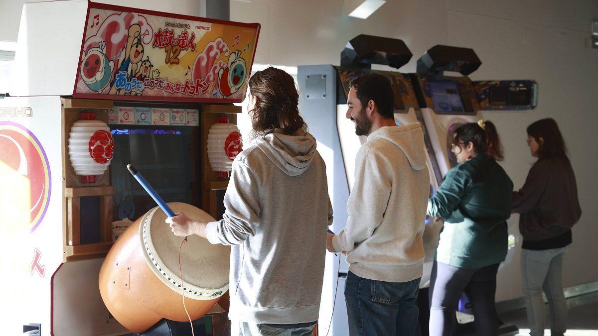 Grupo de asistentes en el área recreativa del salón.