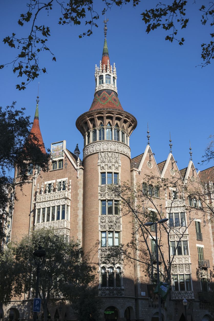 No todas las obras modernistas de Barcelona son de Gaudí, como esta Casa Terradas