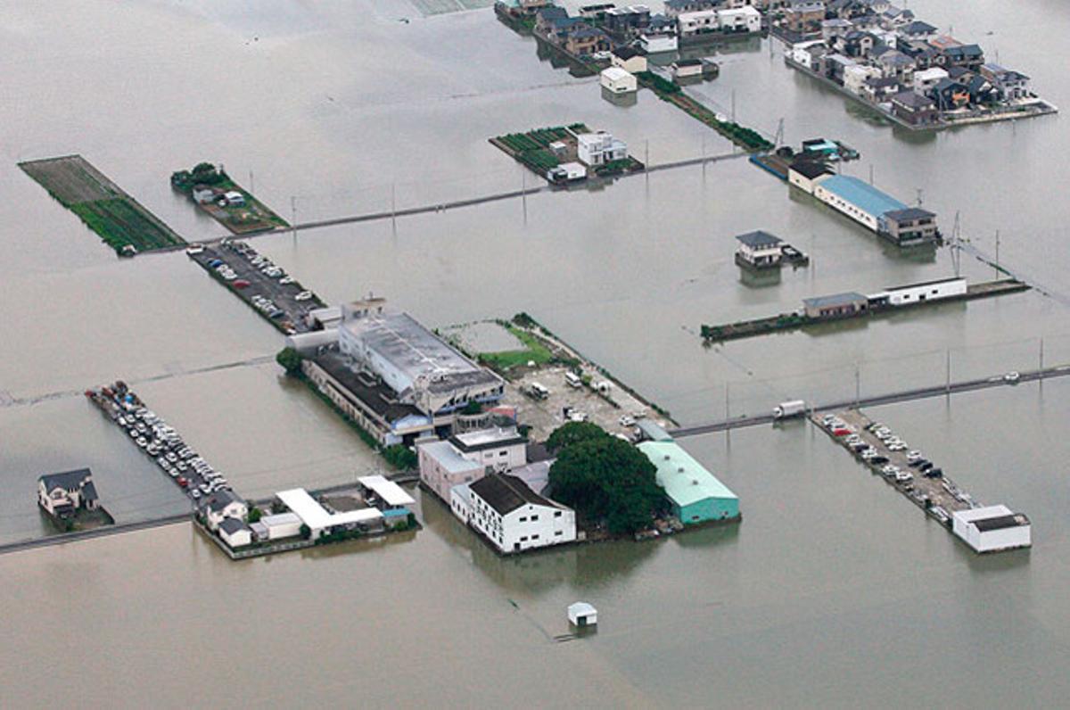 Vista aèria de les carreteres i els arrossars inundats a Wakayama, després de fortes pluges que han afectat la ciutat japonesa.
