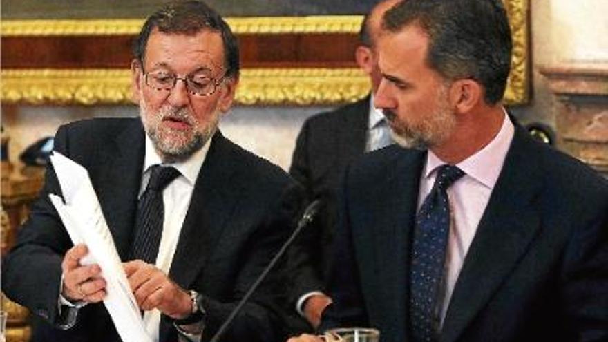 El Rei i Rajoy parlen durant la reunió del Patronat de l&#039;Institut Cervantes.