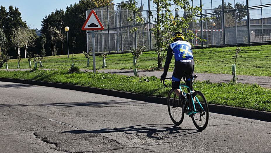 Un ciclista por un vial lleno de baches. | Juan Plaza