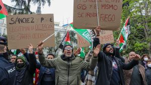 Manifestantes sostienen carteles y banderas del Sahara Occidental frente al Congreso de los Diputados, a 30 de marzo de 2022, en Madrid (España). La protesta, bajo el lema Sáhara Libre, se produce por el giro del PSOE al respaldar el plan de Marruecos en el Sáhara Occidental y coincide precisamente con la comparecencia del presidente del Gobierno en el Congreso de los Diputados. En su intervención explicará la carta que envió al rey Mohamed VI en la que, según Rabat, sostiene que el plan de autonomía para el Sáhara Occidental planteado por Marruecos, que deja este territorio bajo soberanía marroquí aunque con algunas competencias cedidas, constituye la base más seria y realista para lograr una solución a este conflicto. 30 MARZO 2022 Marta Fernández Jara / Europa Press 30/03/2022. MANIFESTACION. MOVILIZACION