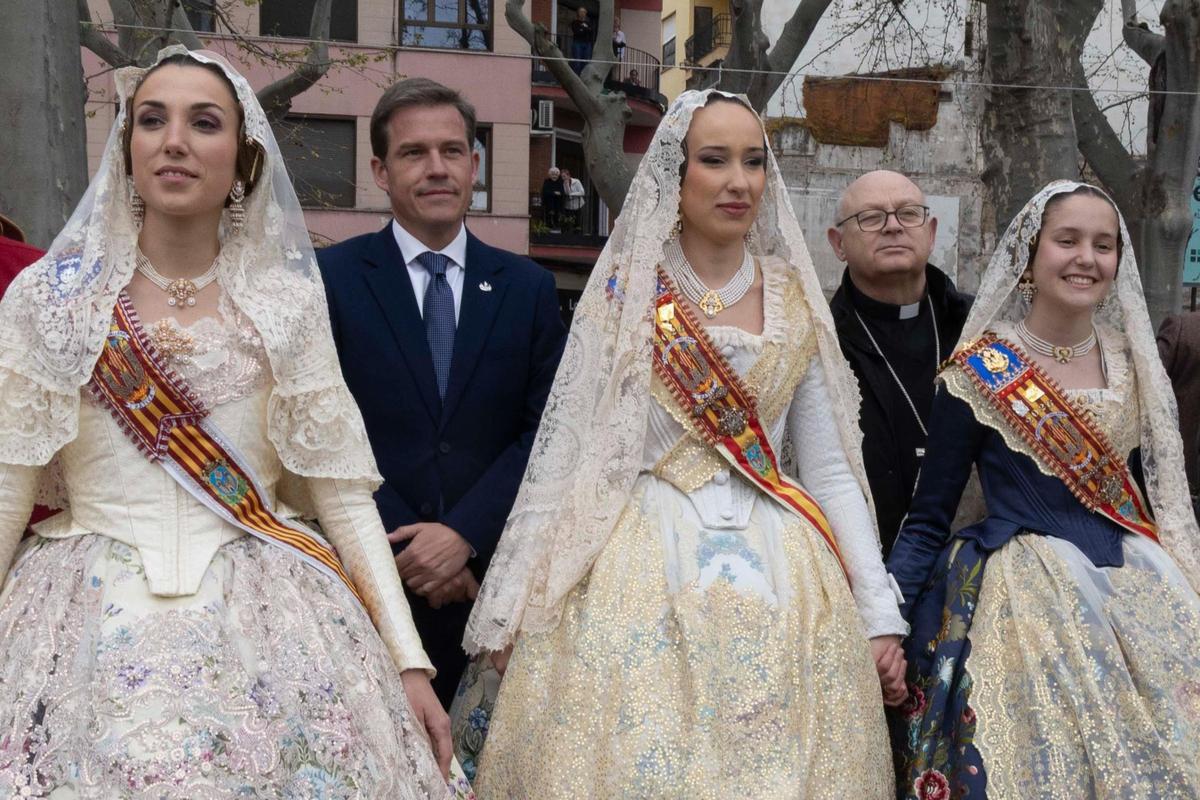 El abad de Xàtiva, junto a las falleras mayores y el alcalde, en la mascletà de este jueves.