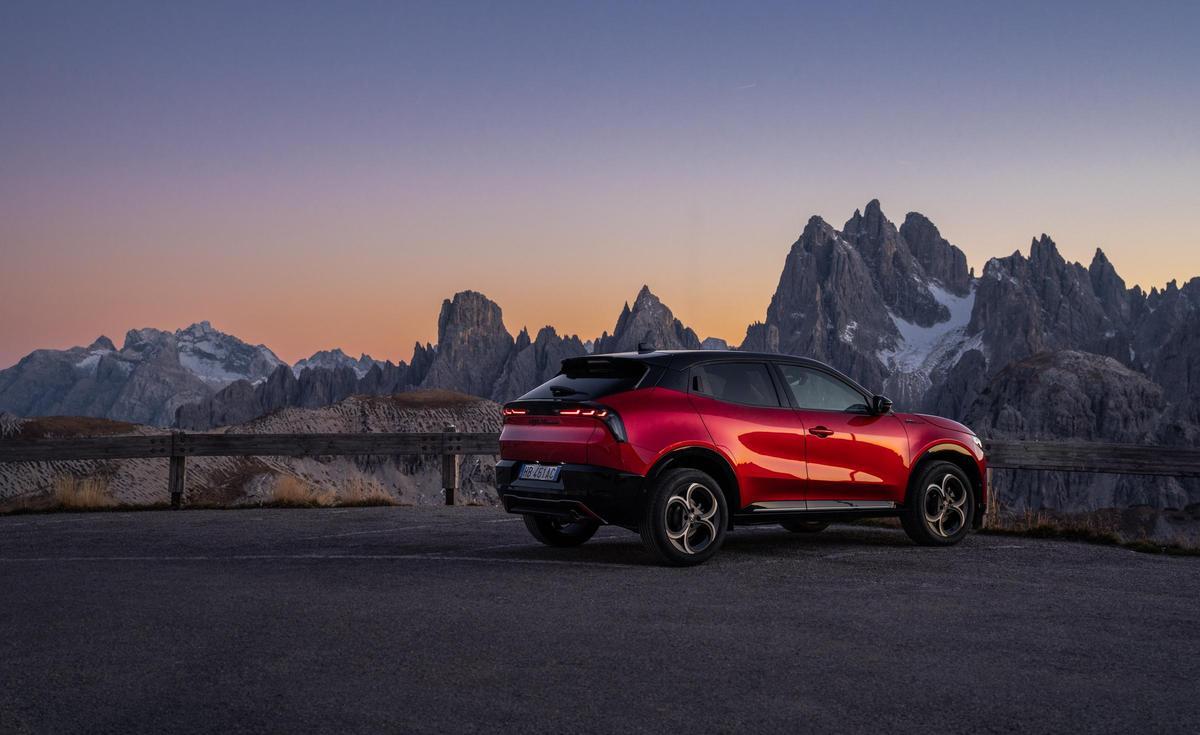 Nuevo Alfa Romeo Junior: el automóvil auténticamente deportivo disponible en versiones híbridas y 100% eléctricas