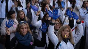 Las enfermeras catalanas protestan en la plaza de Sant Jaume