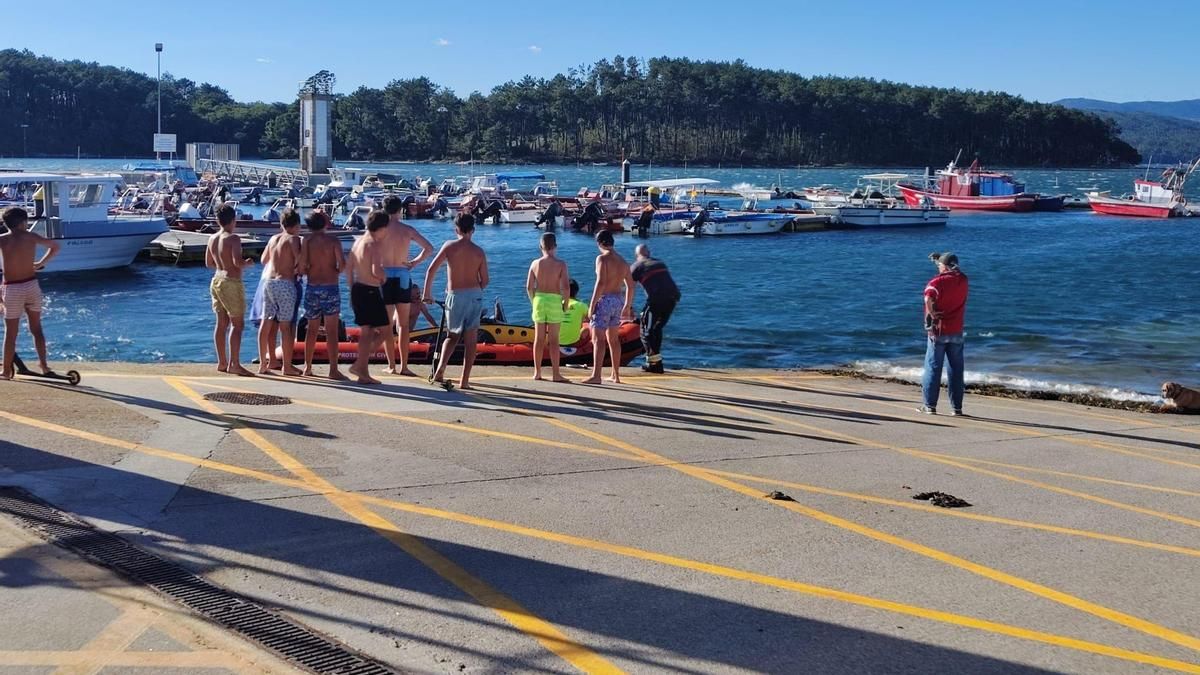 Llegada al puerto de Carril tras rescatarlos en el mar.