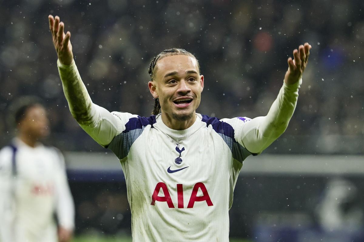 Xavi Simons, jugador de un Tottenham en caída libre