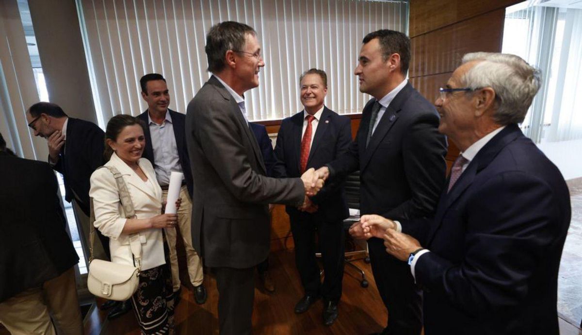 Philippe Meyran da la mano a Guillermo Peláez. | LUISMA MURIAS