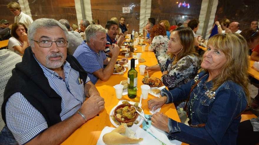 Comensales que disfrutaron ayer de los platos en la Festa da Ameixa. // G. Santos