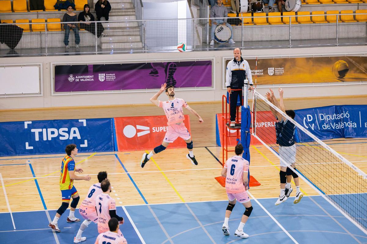 Remate de Javier Monfort en el partido ante el Cisneros La Laguna.