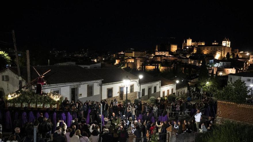 Galería | El Cristo del Amparo y sus saetas llenan de recogimiento la noche del Martes Santo de Cáceres