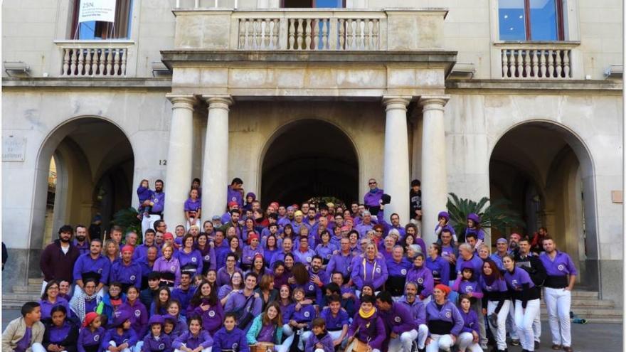 Tota la colla fotografiada diumenge durant la diada