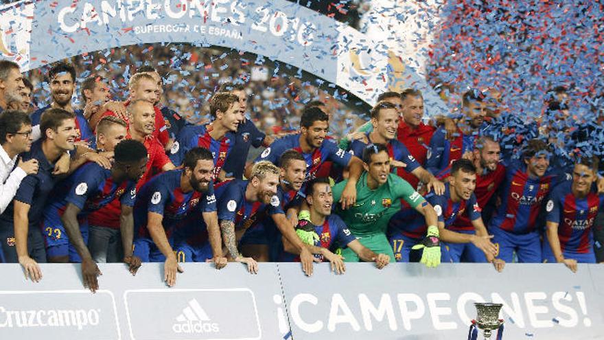 El plantel del Barça, con el trofeo de la Supercopa, posó sobre el césped del Camp Nou. Messi (en el centro) aparece escoltado por Arda y Alba.