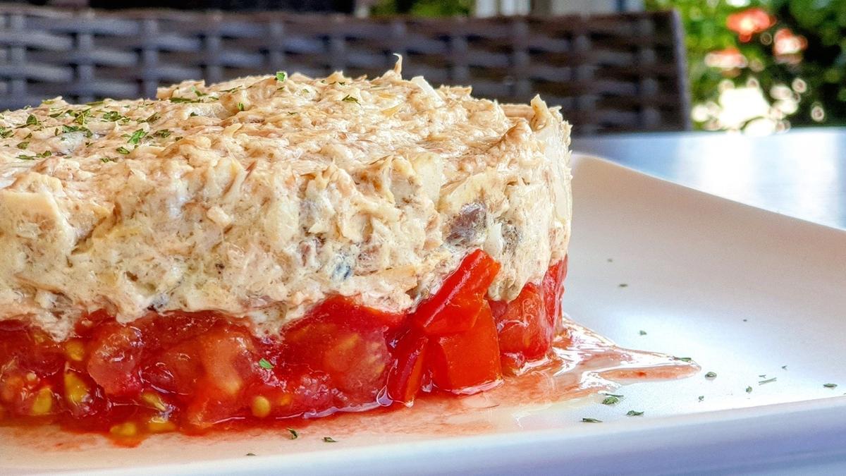 Esta exquisita ensaladilla se puede degustar en Barrilero.