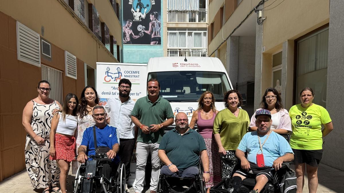 Andrés Martínez junto a usuarios de Cocemfe Maestrat.