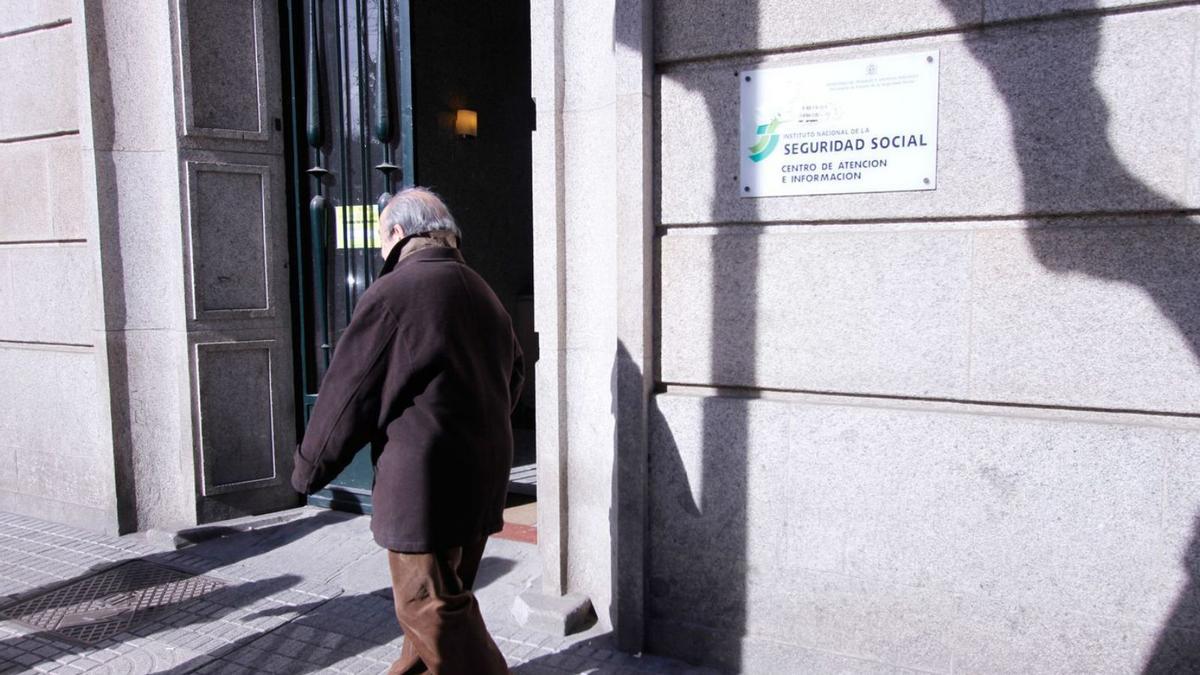 Uno de los accesos al edificio de la Seguridad Social en Zamora.