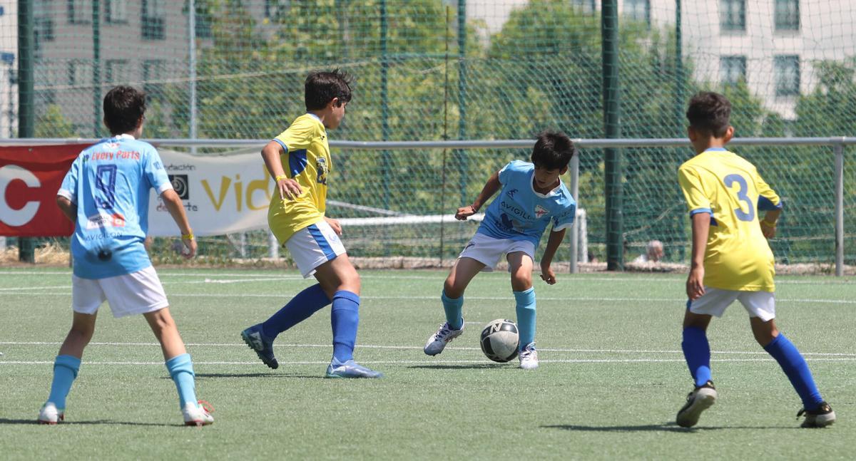 Partido de la Vigo Cup 2025 disputado en el campo de Navia.