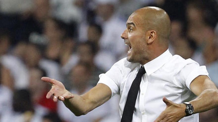 El técnico del FC Barcelona Josep Guardiola da indicaciones a sus jugadores durante el partido de Supercopa.