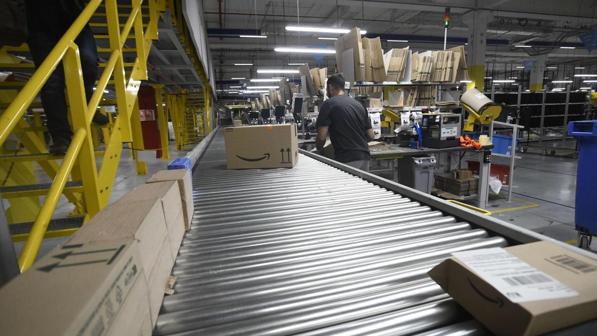 Paquetes en la cinta preparados en el interior del centro logístico de Amazon en Murcia.