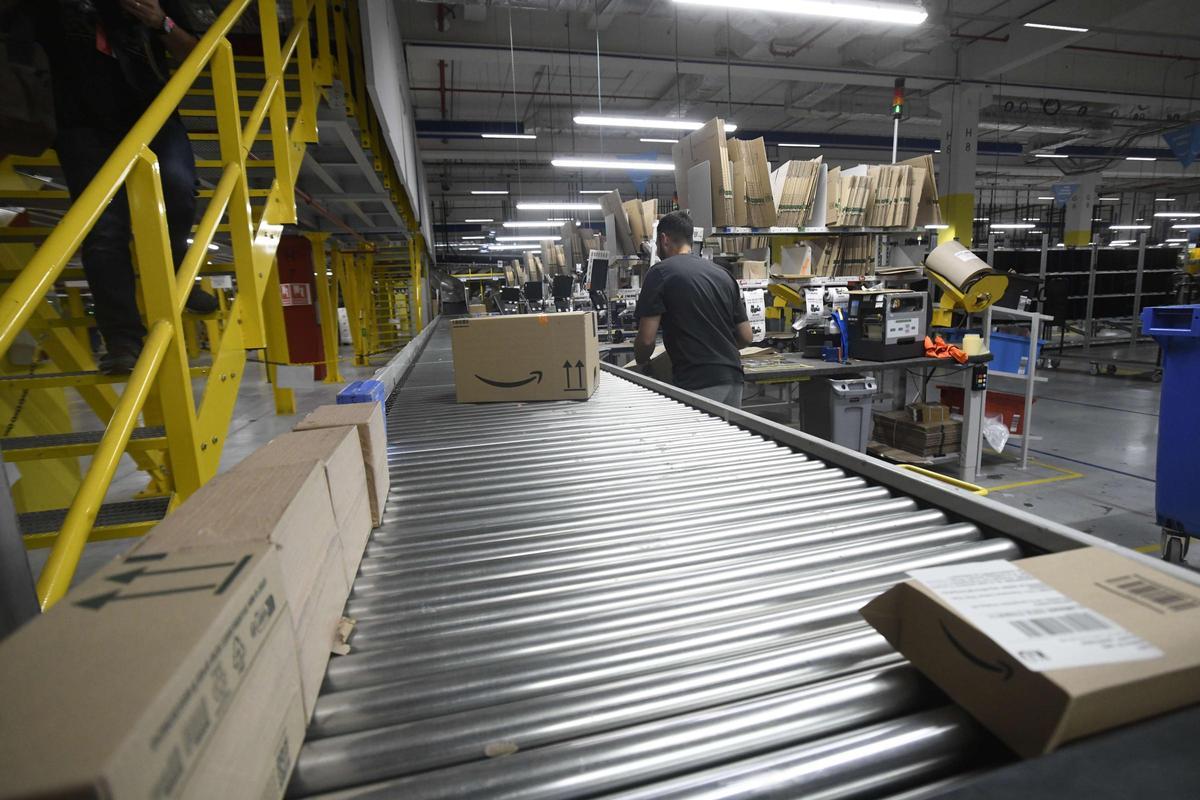 Paquetes en la cinta preparados en el interior del centro logístico de Amazon en Murcia.