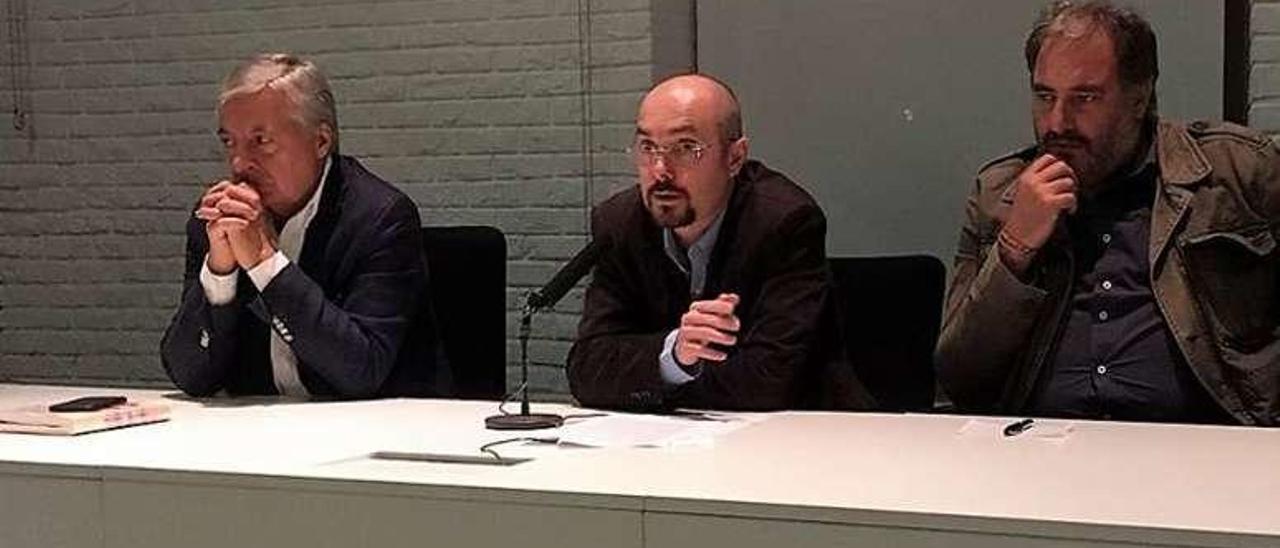 César Calvar, en el medio, durante la presentación en Madrid.