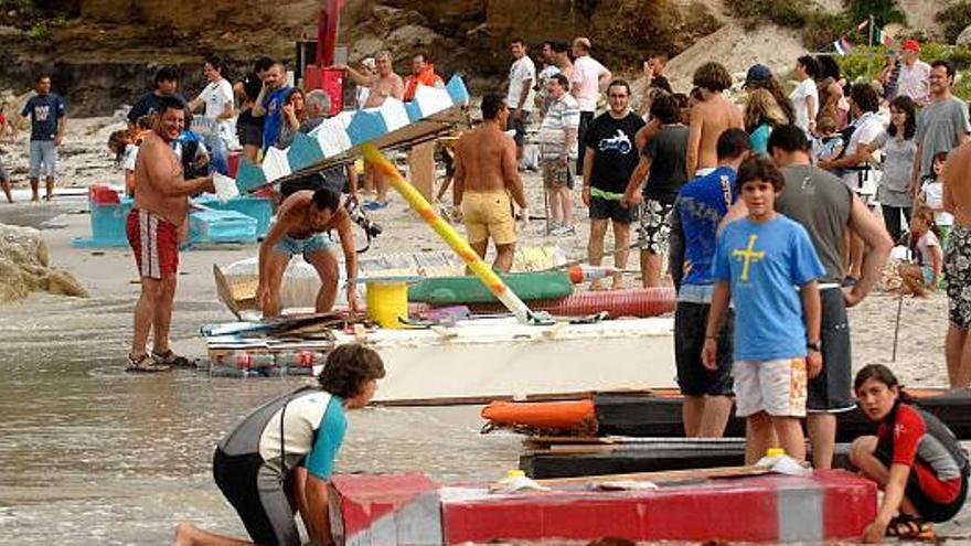 Participantes en la regata de embarcaciones caseras.