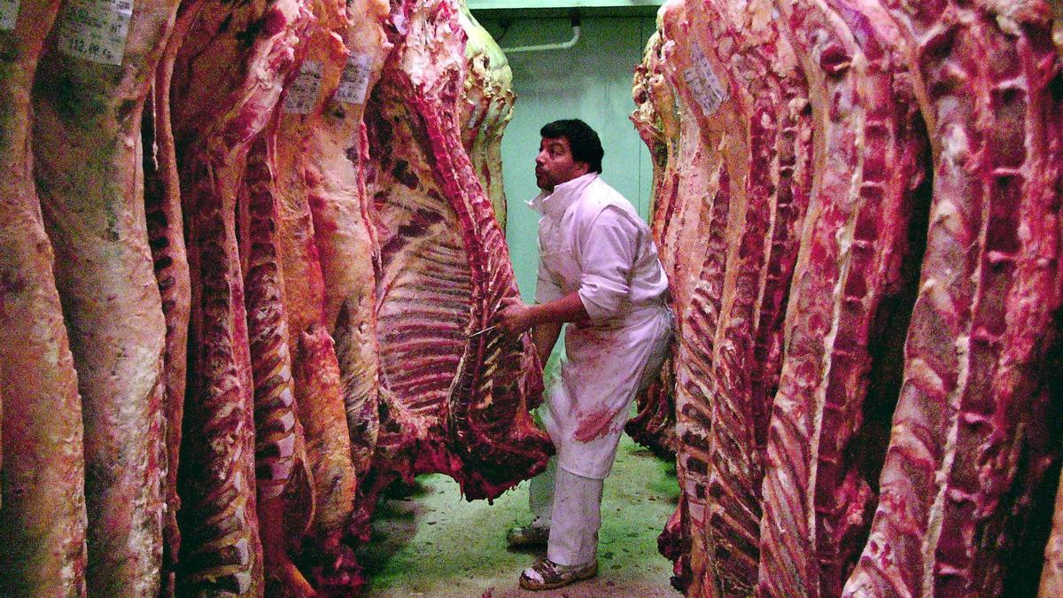 Un hombre trabaja en un matadero.