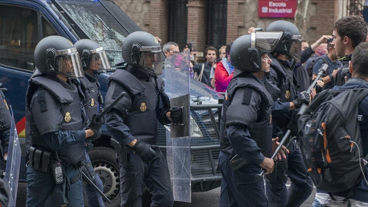 Policía Nacional en la Escola Industrial, el domingo.