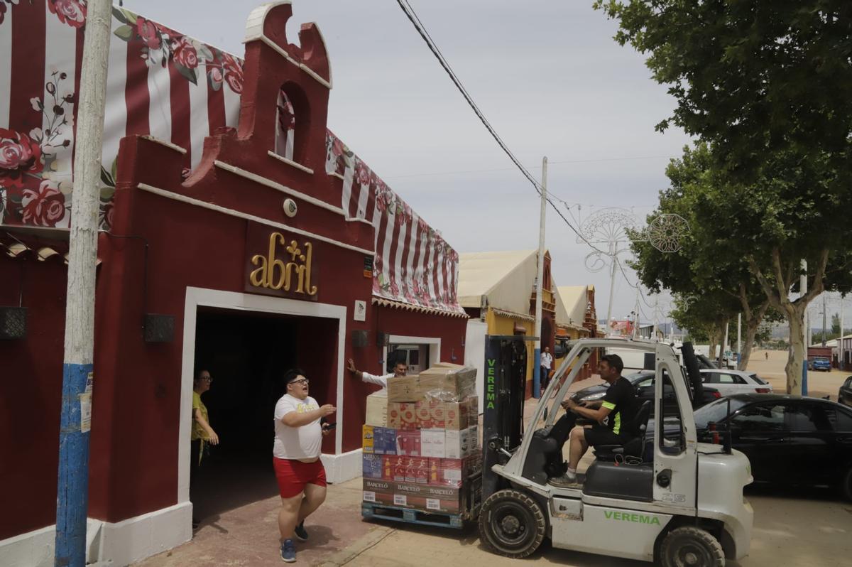 Últimos preparativos en la caseta Abril.