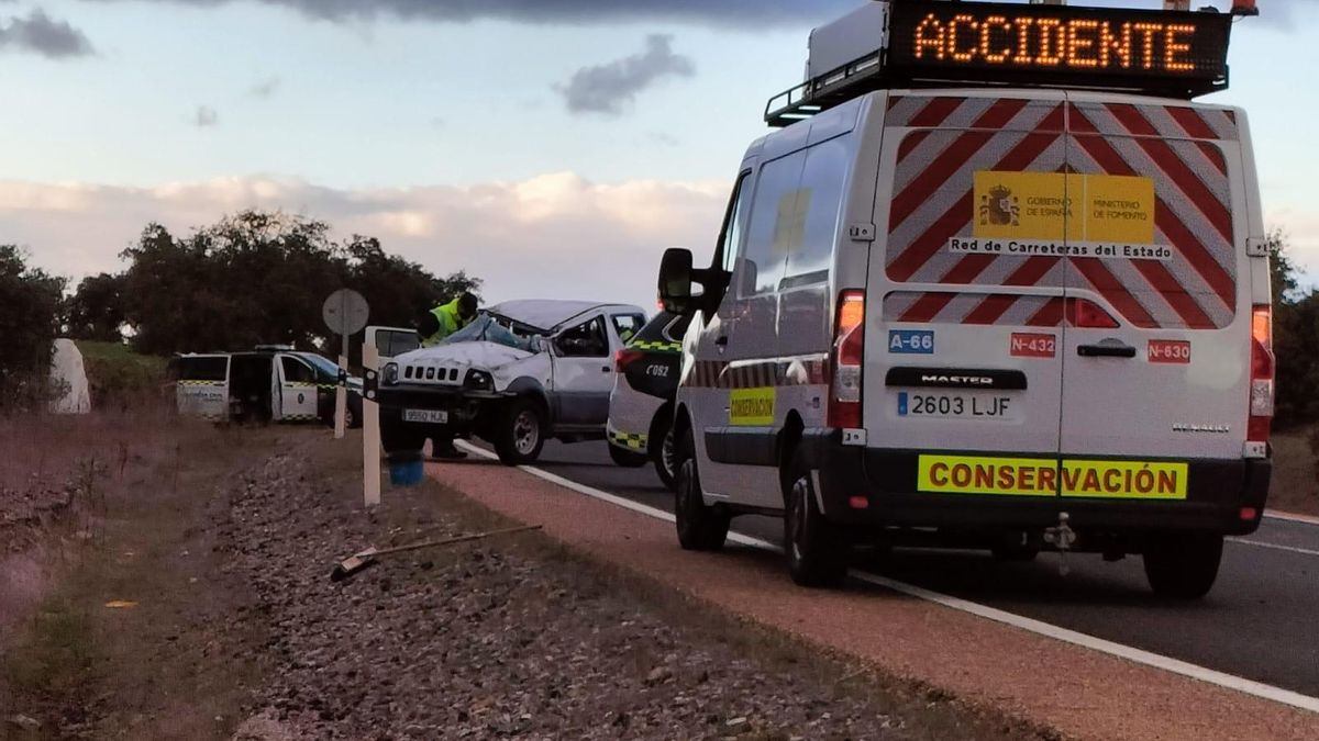 Efectivos de la Guardia Civil, en la zona del accidente con el coche siniestrado.