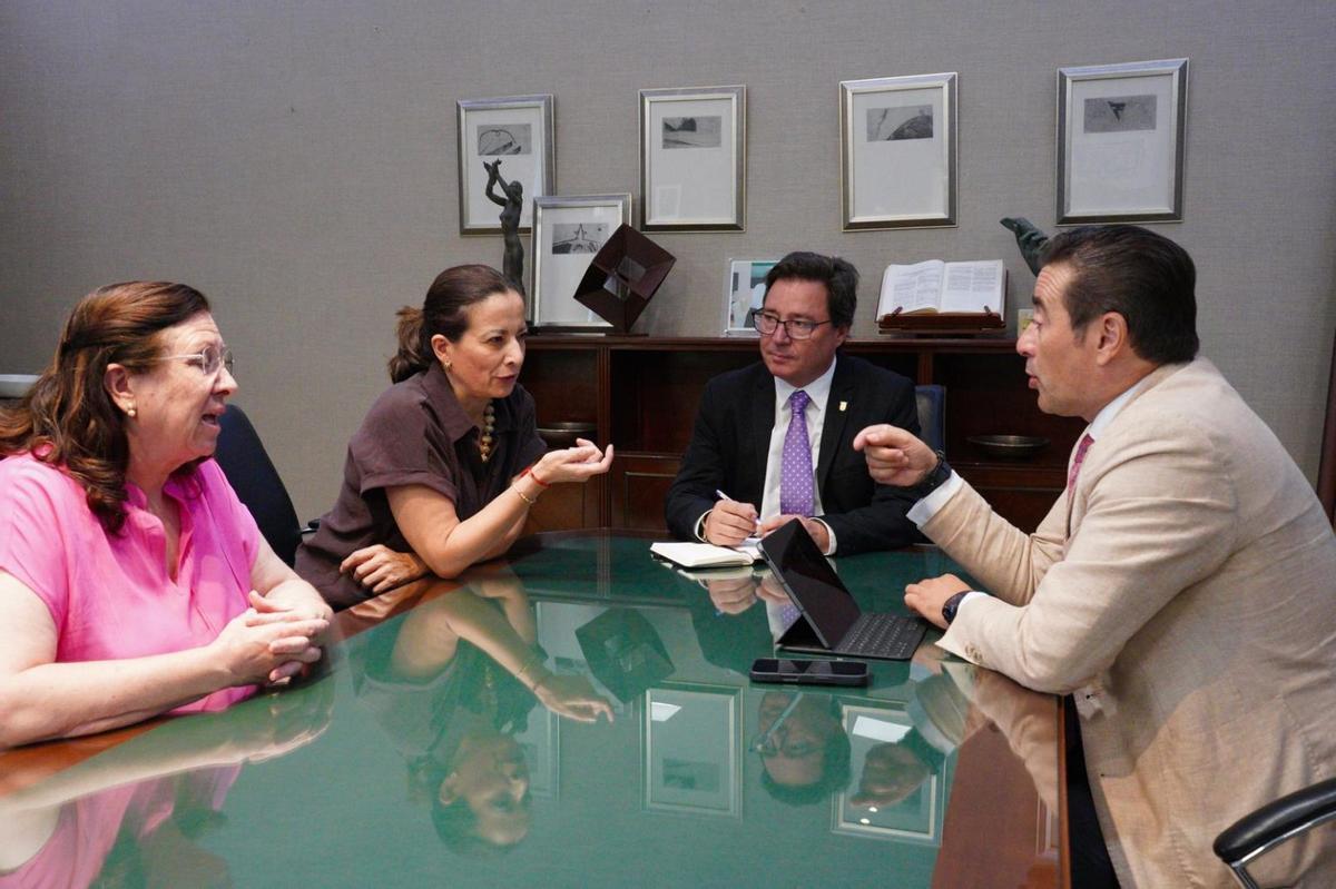 Reunión de la alcaldesa de Don Benito, Elisabeth Medina, con el consejero.