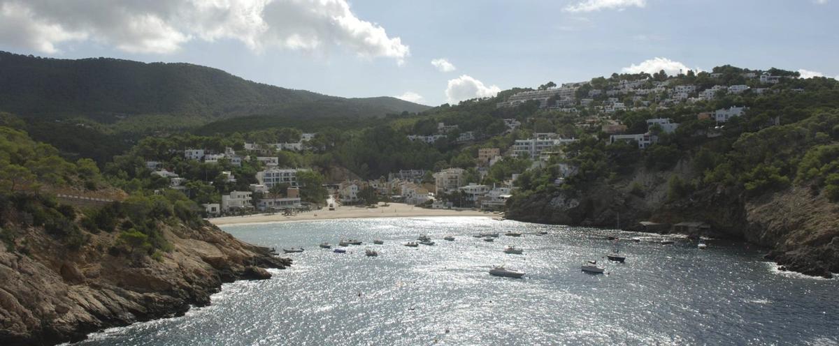 Panorámica de Cala Vedella  desde la punta des Torresí. / X.P.