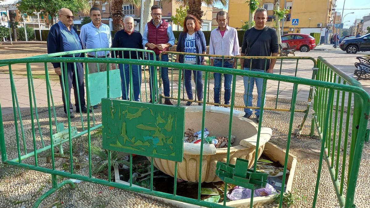 Los concejales Alicia Moya y José Antonio Romero, durante su visita a Levante, en la plaza de la Luna.