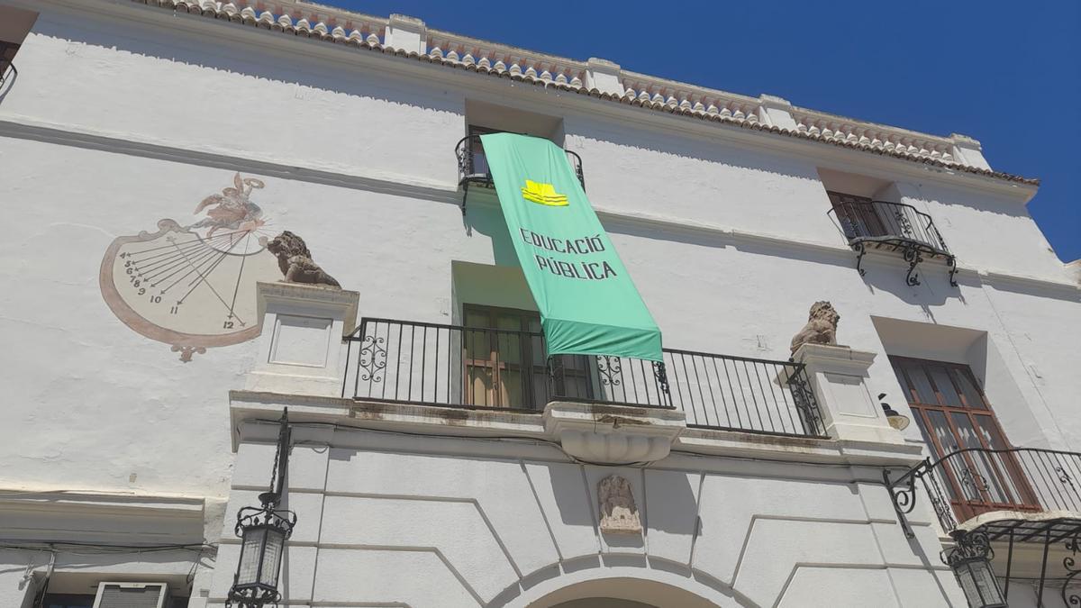 La pancarta colocada en el antiguo ayuntamiento.