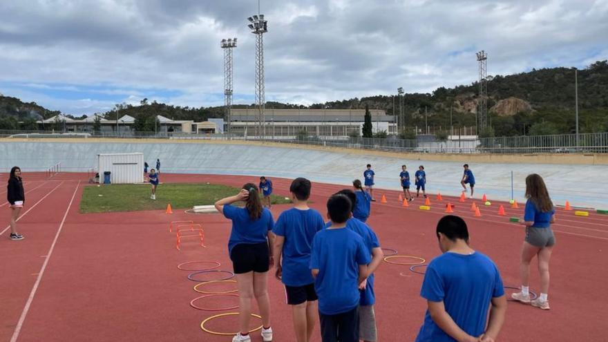 Uno de los juegos deportivos, ayer en Can Coix. | ASA