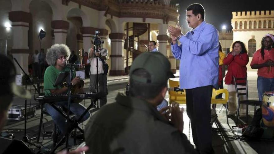 El presidente venezolano aplaude durante la emisión de su programa &quot;En contacto con Maduro&quot;, el martes por la noche. // Reuters