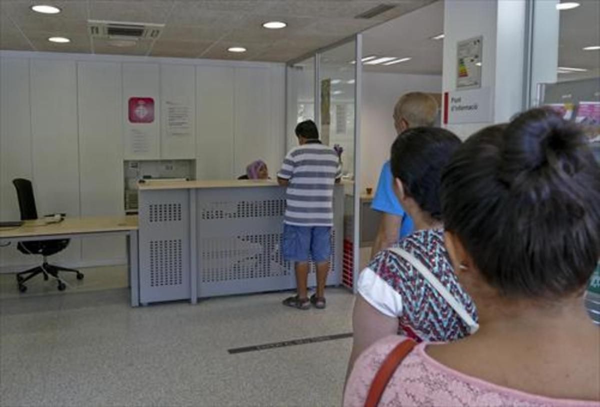 Cola en la oficina municipal de atención a los inmigrantes en Barcelona