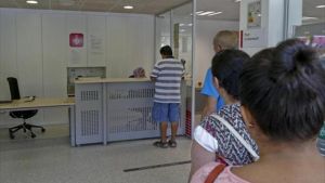 Cola en la oficina municipal de atención a los inmigrantes en Barcelona