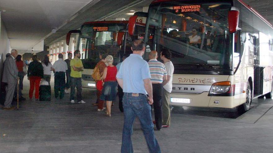 El transporte interurbano en autobús se reduce al 50%