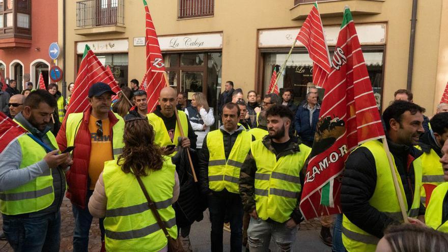 Agricultores y ganaderos zamoranos, en el último acto de protesta ante la Lonja Agropecuaria. |