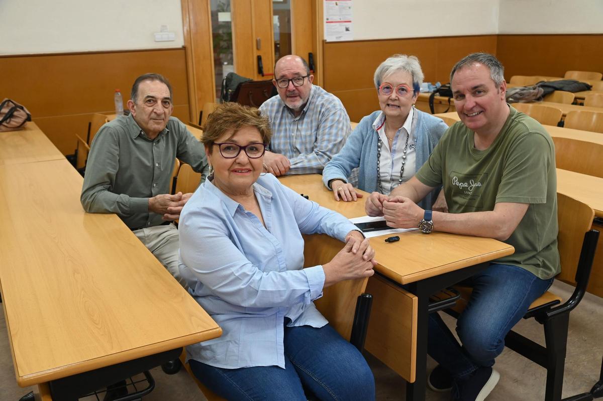 Algunos alumnos de la Universitat per Majors de la UJI de izquierda a derecha: Vicente Boix, María Ángeles García, Javier Roig, Amparo Valero y Pascual Gimeno.