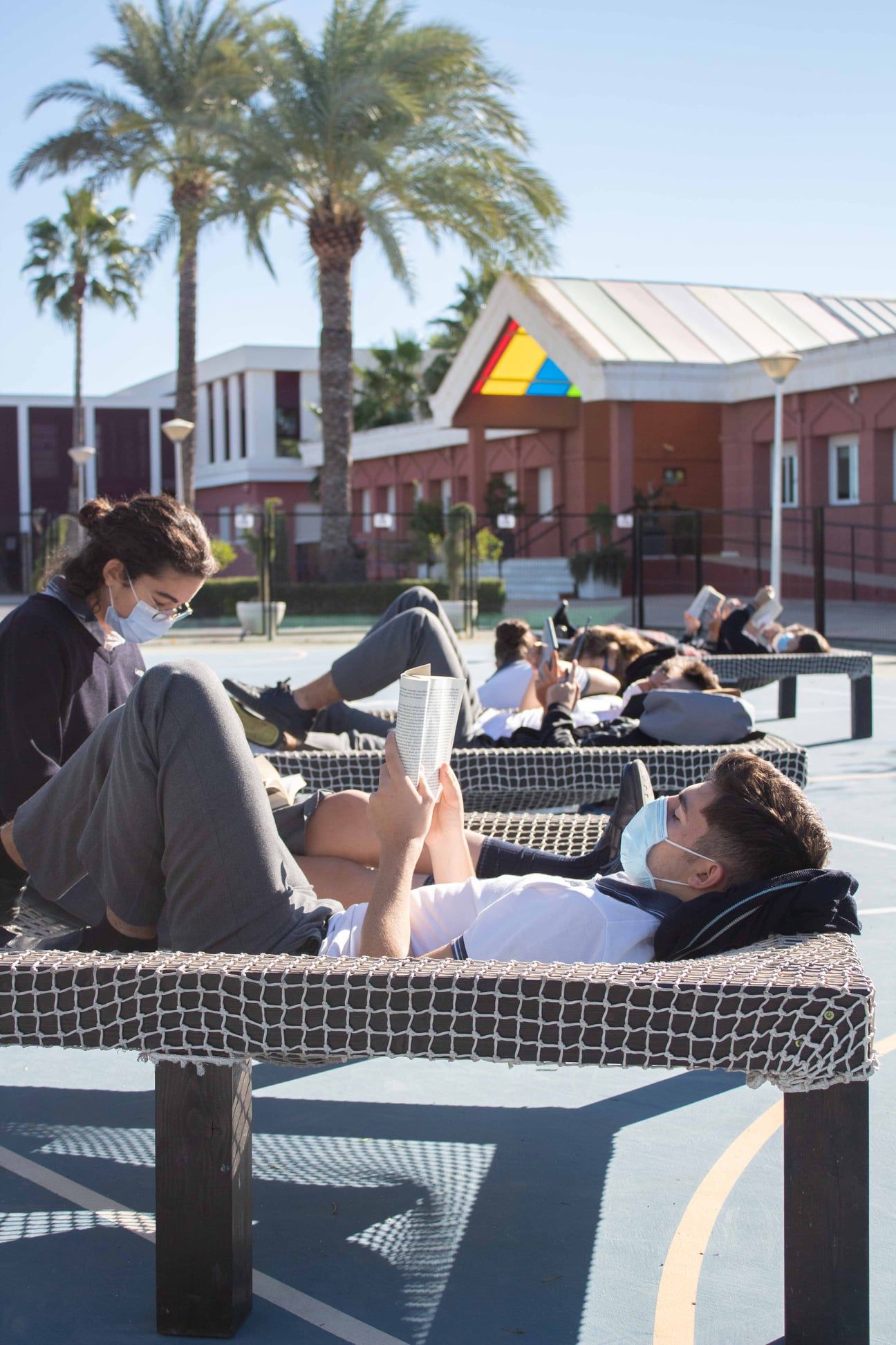 Lectura al aire libre  en el Newton College